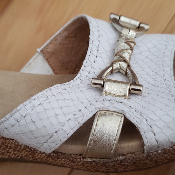 JOAN & DAVID CIRCA WHITE GOLD WEDGE SANDALS - Picture 4 of 5